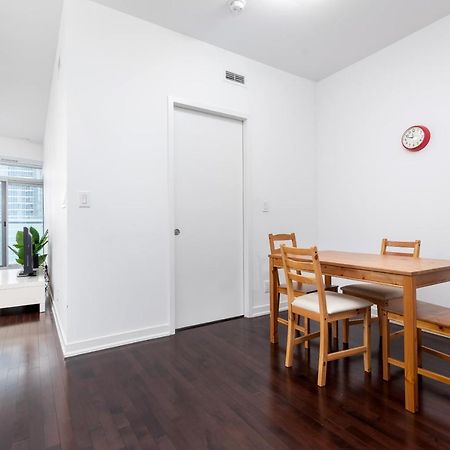 شقة Across From The Cn Tower, Metro Toronto Convention Centre And Rogers Centre In Downtown Toronto Core المظهر الخارجي الصورة