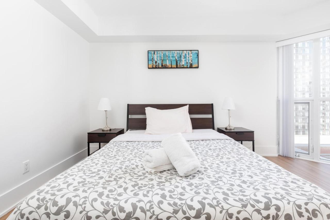 شقة Across From The Cn Tower, Metro Toronto Convention Centre And Rogers Centre In Downtown Toronto Core المظهر الخارجي الصورة
