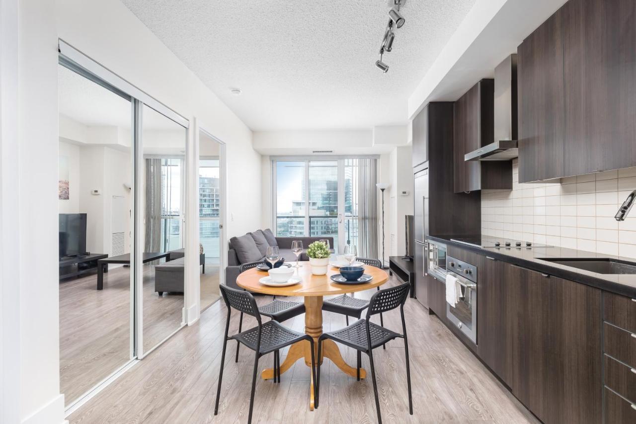 شقة Across From The Cn Tower, Metro Toronto Convention Centre And Rogers Centre In Downtown Toronto Core المظهر الخارجي الصورة