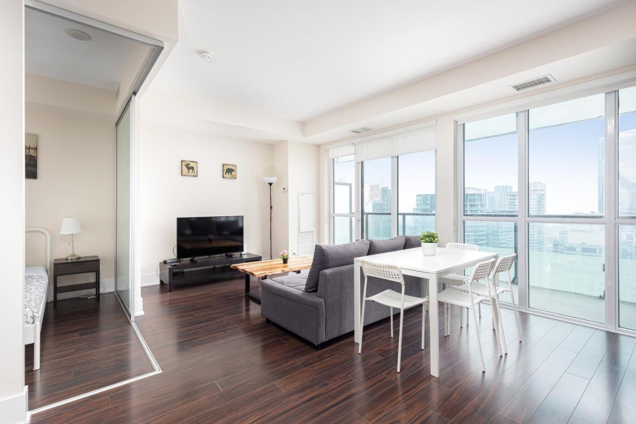 شقة Across From The Cn Tower, Metro Toronto Convention Centre And Rogers Centre In Downtown Toronto Core المظهر الخارجي الصورة