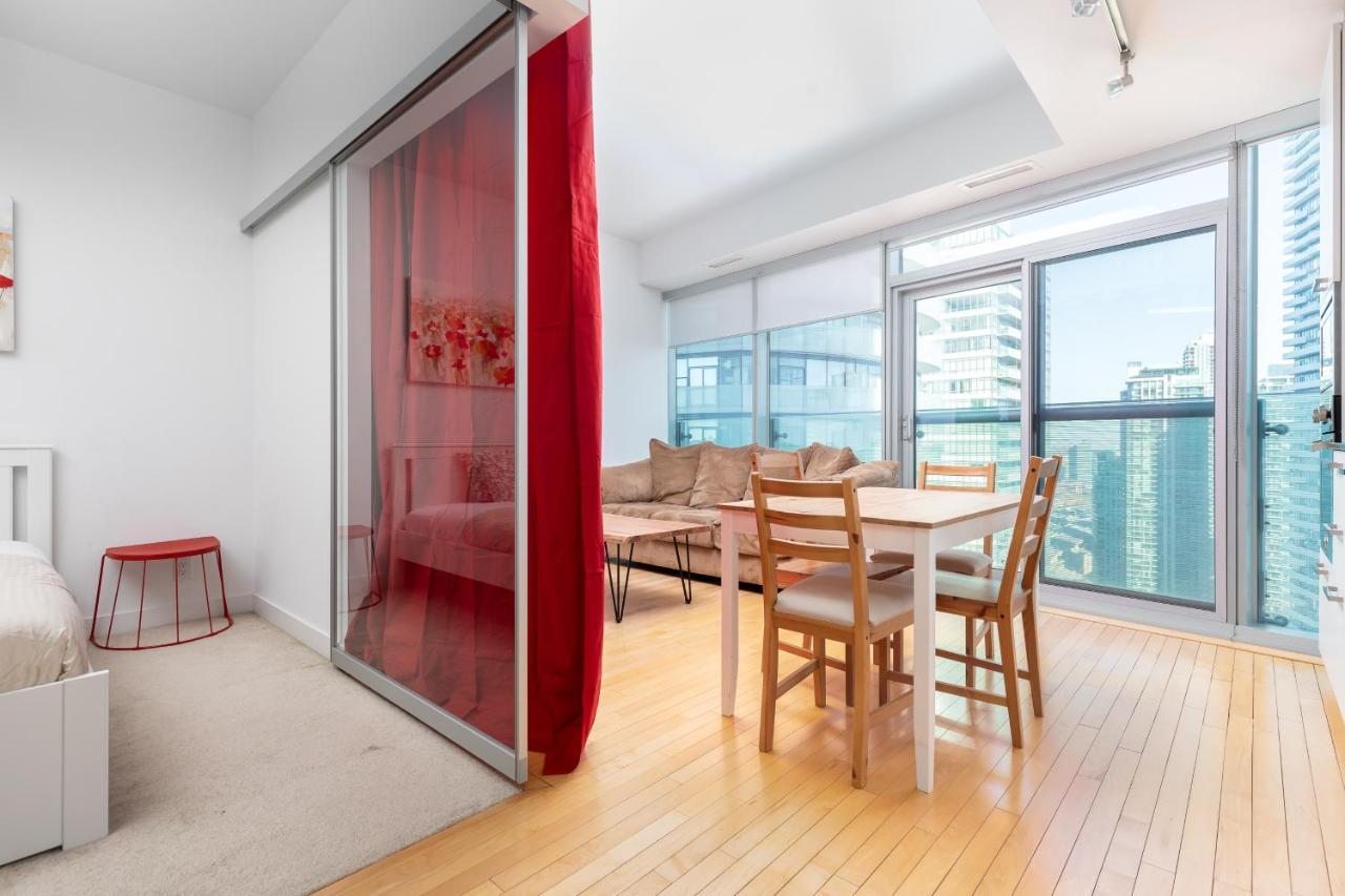 شقة Across From The Cn Tower, Metro Toronto Convention Centre And Rogers Centre In Downtown Toronto Core المظهر الخارجي الصورة