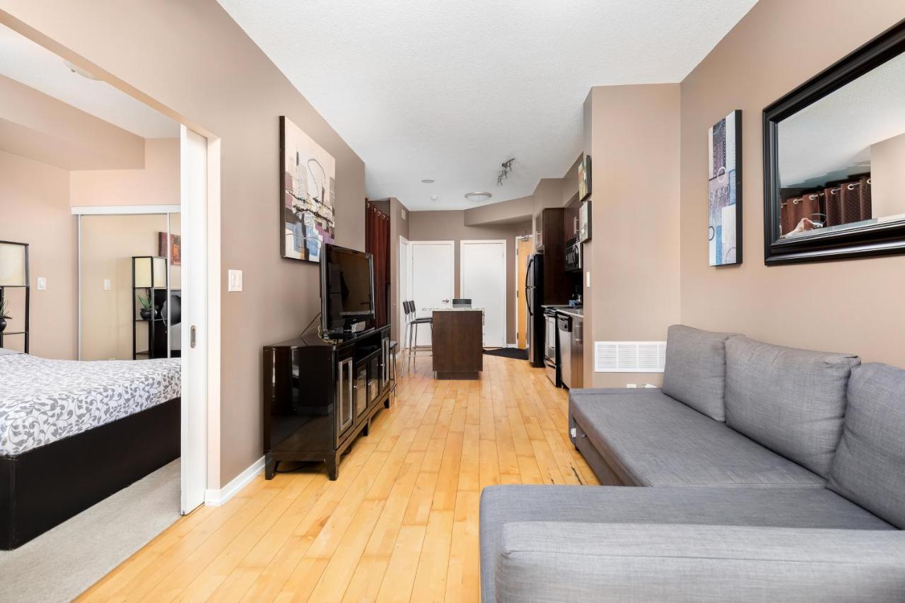 شقة Across From The Cn Tower, Metro Toronto Convention Centre And Rogers Centre In Downtown Toronto Core المظهر الخارجي الصورة