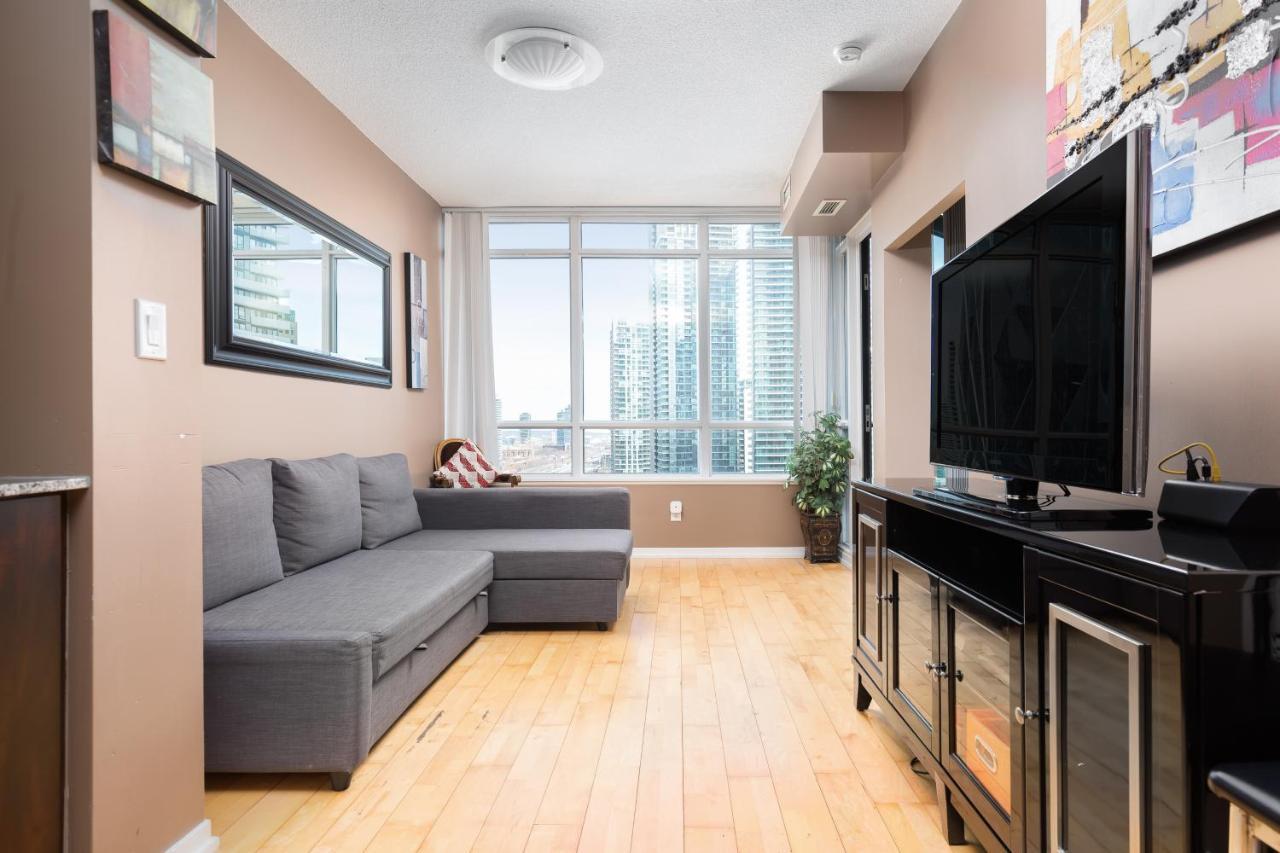 شقة Across From The Cn Tower, Metro Toronto Convention Centre And Rogers Centre In Downtown Toronto Core المظهر الخارجي الصورة