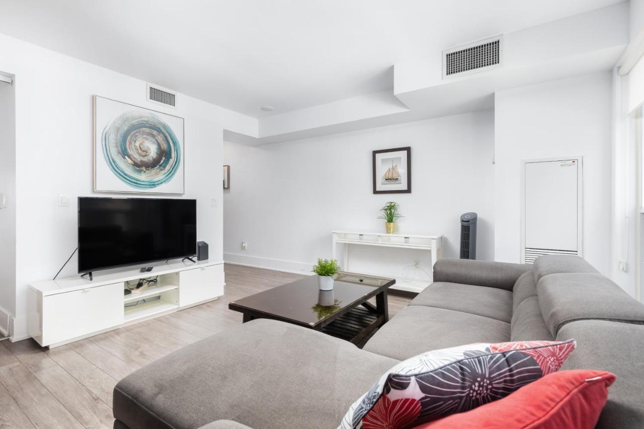 شقة Across From The Cn Tower, Metro Toronto Convention Centre And Rogers Centre In Downtown Toronto Core المظهر الخارجي الصورة